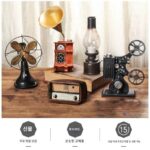 레트로한 향수를 불러일으키는 작은 장식품, 카페의 오래된 물건, 미국식 거실, 와인 캐비닛, 가정 장식, 책장