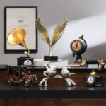 레트로한 향수를 불러일으키는 작은 장식품, 카페의 오래된 물건, 미국식 거실, 와인 캐비닛, 가정 장식, 책장 - 이미지 2