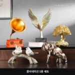 레트로한 향수를 불러일으키는 작은 장식품, 카페의 오래된 물건, 미국식 거실, 와인 캐비닛, 가정 장식, 책장 - 이미지 3