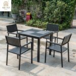 빌라, 정원, 홈스테이에 적합한 부식 방지 목재로 만든 야외 파티오 테이블과 의자; 북유럽 스타일의 야외 발코니 테라스; 유럽 스타일의 PVC 목재 테이블과 의자.