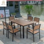 빌라, 정원, 홈스테이에 적합한 부식 방지 목재로 만든 야외 파티오 테이블과 의자; 북유럽 스타일의 야외 발코니 테라스; 유럽 스타일의 PVC 목재 테이블과 의자. - 이미지 2