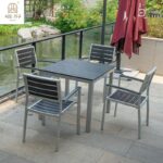 빌라, 정원, 홈스테이에 적합한 부식 방지 목재로 만든 야외 파티오 테이블과 의자; 북유럽 스타일의 야외 발코니 테라스; 유럽 스타일의 PVC 목재 테이블과 의자. - 이미지 3