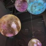 운석 질감과 폐허 스타일의 3D 달 샹들리에, 청두 최초의 시리아 전후 바, YIN의 동일한 분위기 조명 - 이미지 3