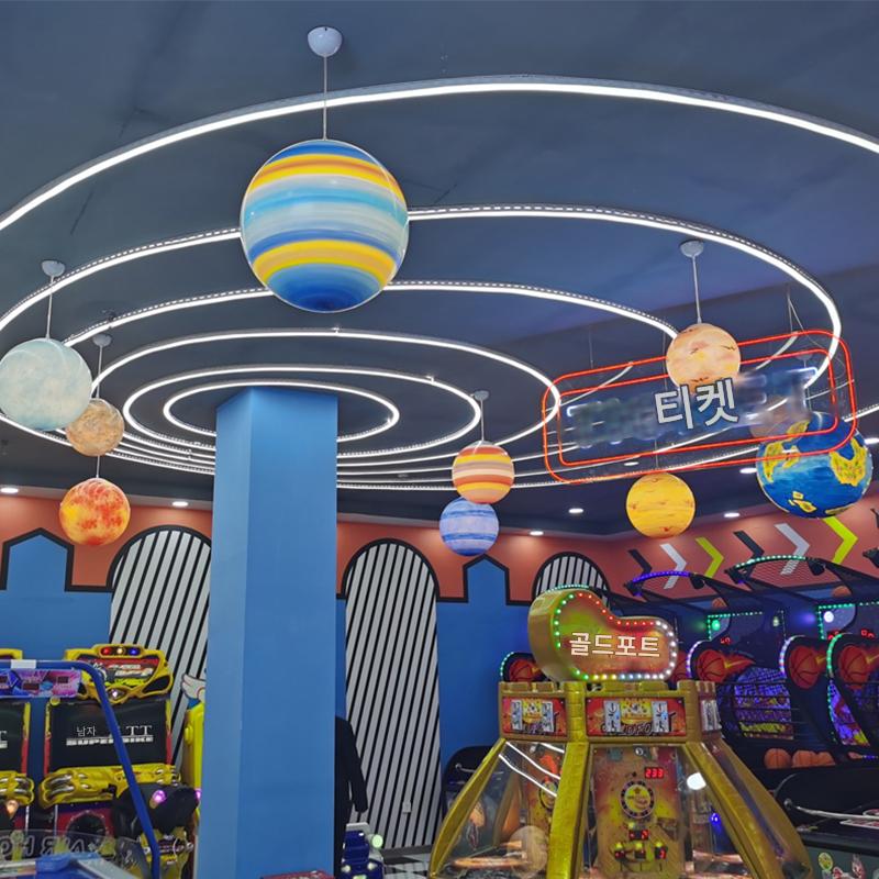 main_652127486997_0 플래닛 샹들리에 별이 빛나는 하늘 플래닛 쇼핑몰 홀 유치원 놀이터 레스토랑 바 아트 구형 수지 램프 - 이미지 1