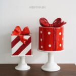 Big East Export 초대형 유럽식 손으로 그린 ​​선물 상자 모양 크리스마스 케이크 접시 휴일 장식 장식품