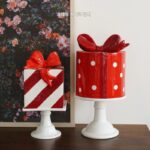 Big East Export 초대형 유럽식 손으로 그린 ​​선물 상자 모양 크리스마스 케이크 접시 휴일 장식 장식품 - 이미지 2