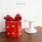 Big East Export 초대형 유럽식 손으로 그린 ​​선물 상자 모양 크리스마스 케이크 접시 휴일 장식 장식품 - 이미지 3