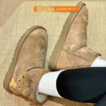 커스텀 스니커즈 UGG CLASSIC MINI 양가죽 플러시 베어 여성 캐주얼 다용도 숏 스노우 부츠 - 이미지 2