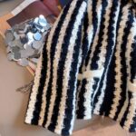 광저우 십삼홍 고품질 상품! 블랙 & 화이트 스트라이프 더블 지퍼 후드 니트 가디건 여성 루즈핏 스웨터 재킷 - 이미지 4