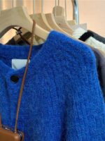 큰 사이즈 뚱뚱한 여자 중간 길이 파란색 스웨터 여성 코트 2025 봄 느슨한 게으른 니트 카디건 겉옷 - 이미지 3