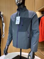 스탠드업 칼라와 대비되는 지퍼가 특징인 고급 남성용 겨울 아웃도어 소프트쉘 플리스 재킷 - 이미지 2