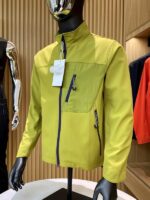 스탠드업 칼라와 대비되는 지퍼가 특징인 고급 남성용 겨울 아웃도어 소프트쉘 플리스 재킷 - 이미지 3