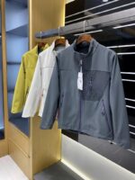 스탠드업 칼라와 대비되는 지퍼가 특징인 고급 남성용 겨울 아웃도어 소프트쉘 플리스 재킷 - 이미지 4