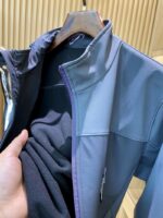 스탠드업 칼라와 대비되는 지퍼가 특징인 고급 남성용 겨울 아웃도어 소프트쉘 플리스 재킷 - 이미지 5