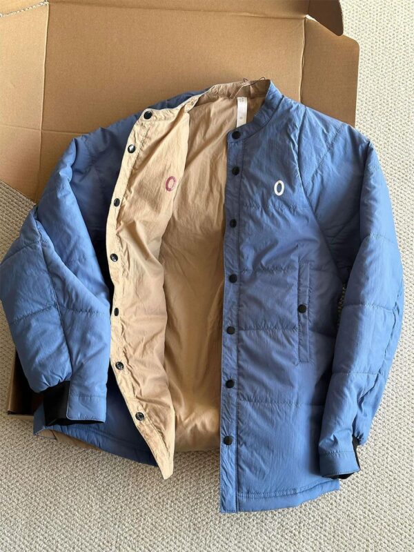 남성용 양면 컬러블록 코튼 패딩 재킷, 겨울철에 맞게 두껍게 처리, 따뜻하고 추위에 강하며, 느슨한 핏으로 부피가 크지 않습니다.