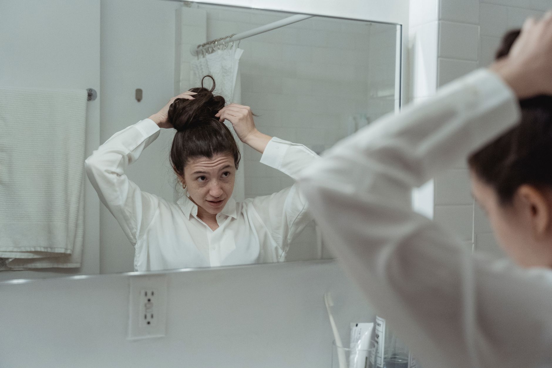 단백질 위주 식단 아침에 거울을 보며 가르마 상태를 확인하는 모습