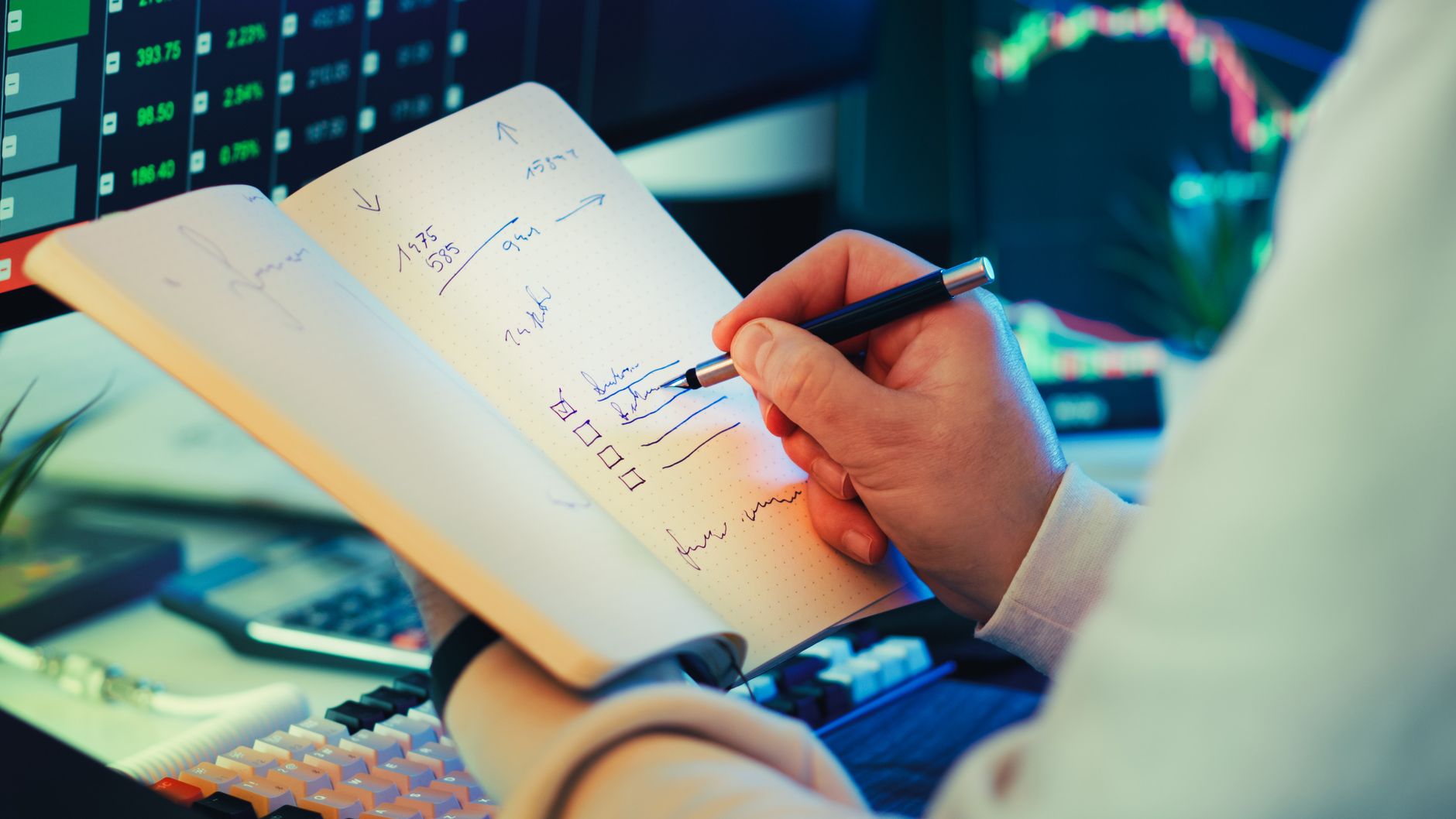 50대 추천 월배당ETF 고르는 법, 배당률과 변동성 기준 관심 ETF의 분배 내역과 가격 흐름을 정기적으로 기록하는 모습