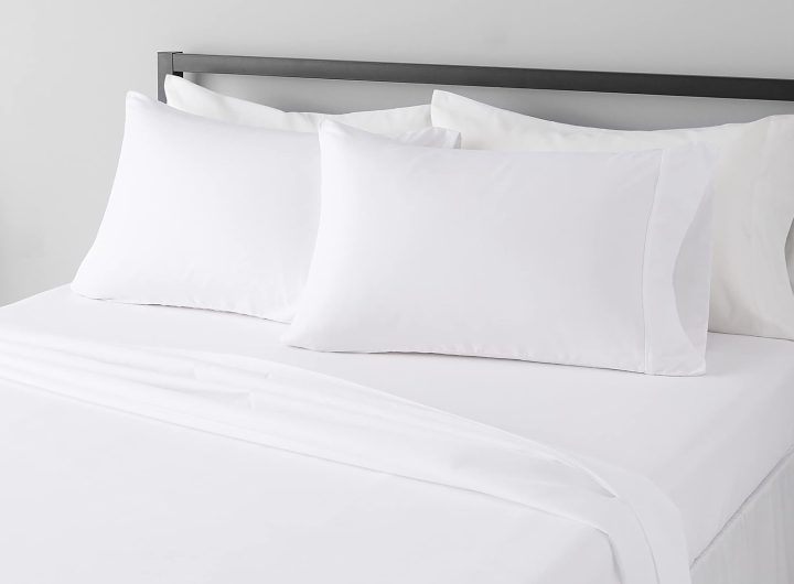 Amazon Basics Lightweight Super Soft Breathable Wrinkle-Resistant Microfiber 4-Piece Bed Sheet Set with 14-Inch Deep Pockets, Queen, Bright White, Solid